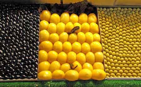 Des fruits et des olives à profusion, sur des étals luxuriants, c'est le marché couvert de Meknès